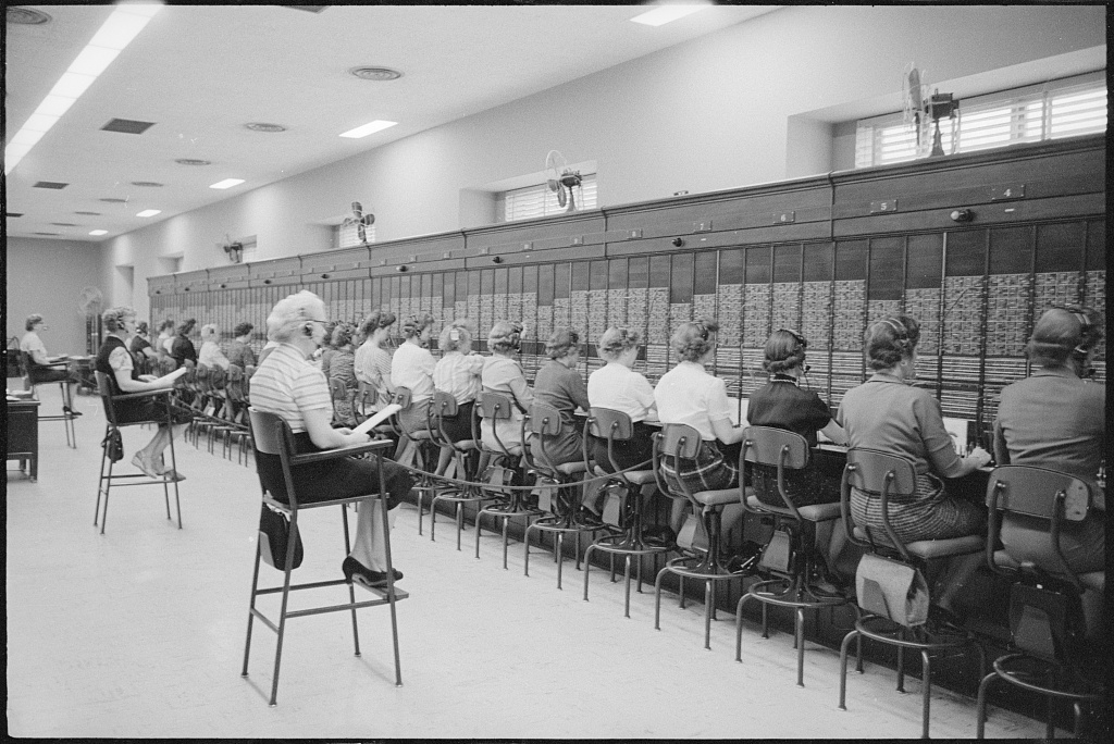 [Women working at a switchboard at the U.S. Capitol, Washington, D.C.] (LOC)
