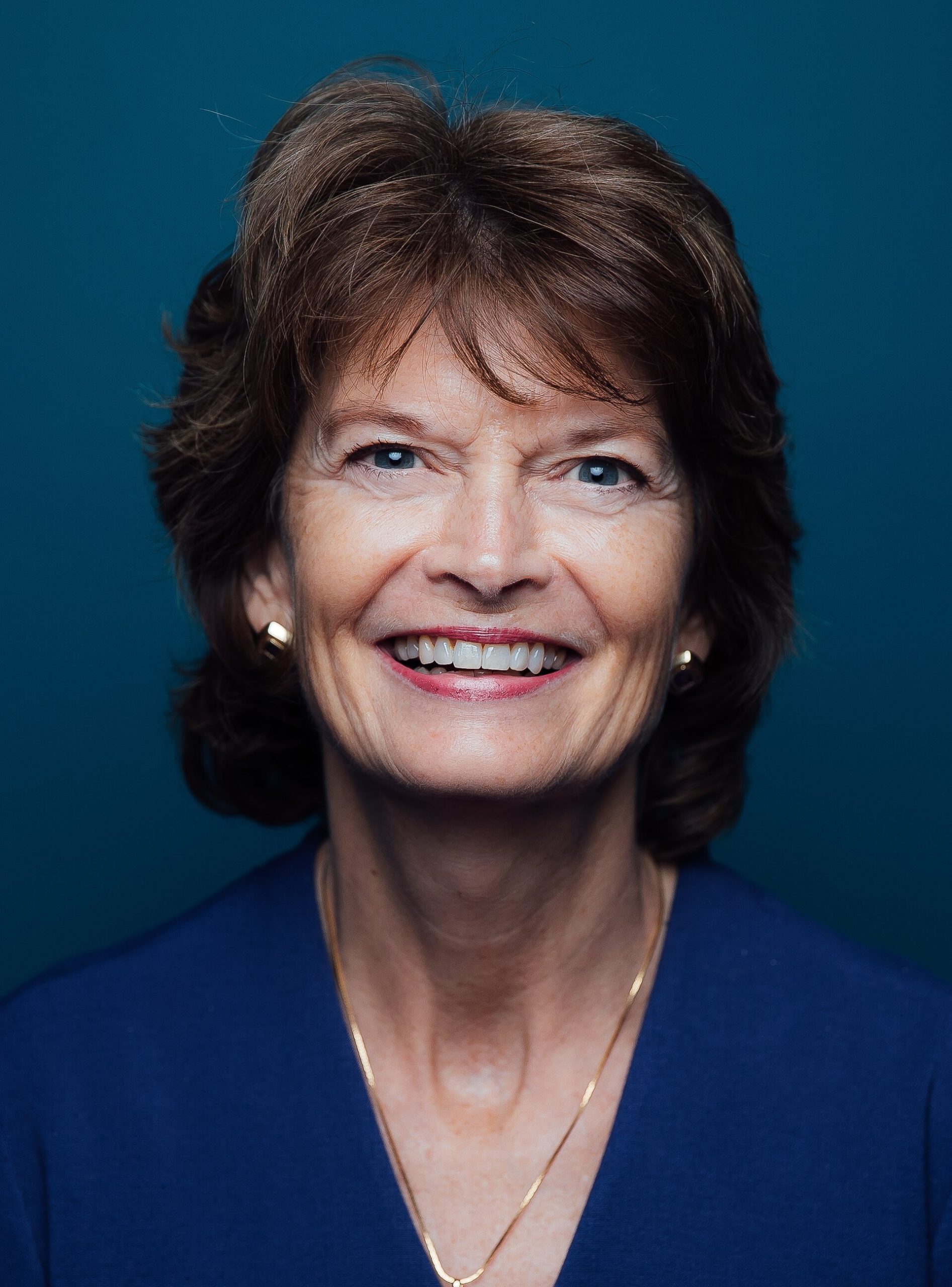 Lisa Murkowski official photo (cropped)